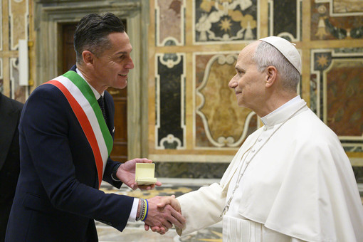 La riproduzione del rosone di Sant'Andrea offerta a Papa Leone La riproduzione del rosone di Sant'Andrea offerta a Papa Leone