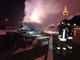 A fuoco un Ducato carico di pneumatici