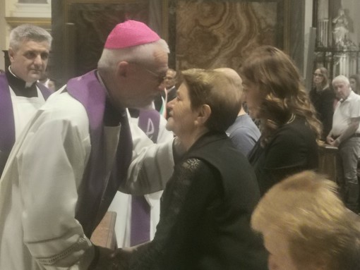 Strage di Brandizzo, l'abbraccio dell'arcivescovo ai parenti delle vittime
