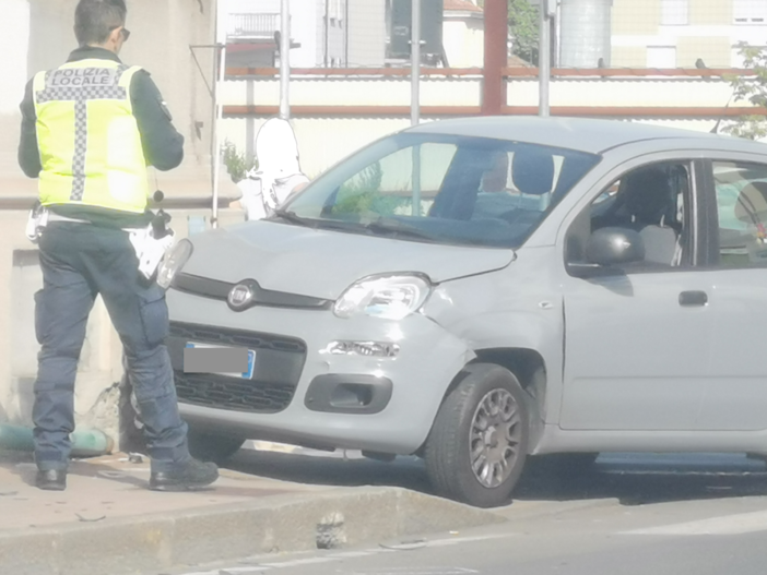 Incidente tra via Massaua e via Derna: vettura abbatte il semaforo