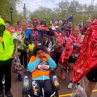 La London Marathon in carrozzina: l'avvenuta di Cate e del runner Dario Leo