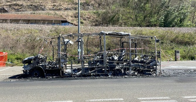 I resti del mezzo andato a fuoco