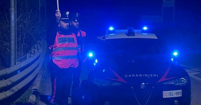 Alla vista dei Carabinieri, lanciano la droga dal finestrino