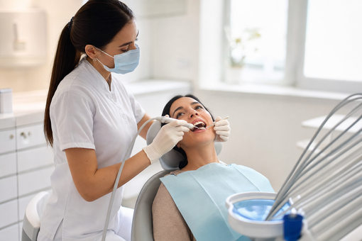 Pulizia denti a ultrasuoni a Torino: cosa fa davvero