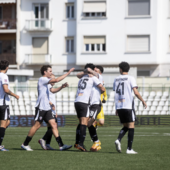 I Bianchi esultano dopo il gol di Satriano (f. DEVECCHI)