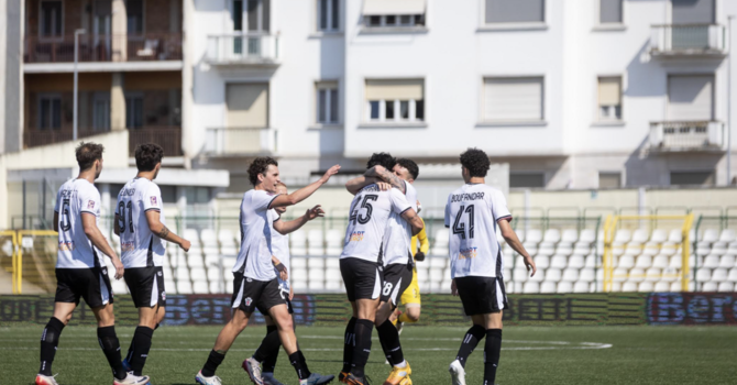 I Bianchi esultano dopo il gol di Satriano (f. DEVECCHI)