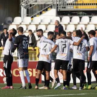 La squadra festeggia Coppola dopo il rigore realizzato (f. DEVECCCHI)