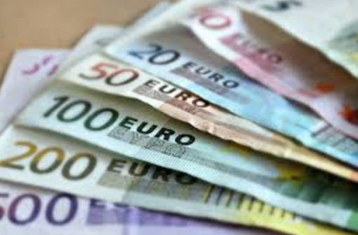Nella scrivania del presidente della Val d'Aosta 25mila euro in contanti Nella scrivania del presidente della Val d'Aosta 25mila euro in contanti