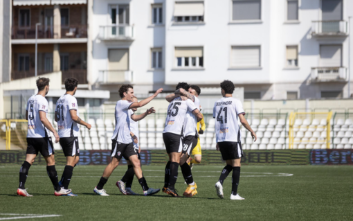 I Bianchi esultano dopo il gol di Satriano (f. DEVECCHI)
