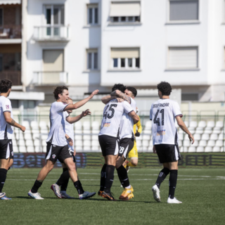 I Bianchi esultano dopo il gol di Satriano (f. DEVECCHI)