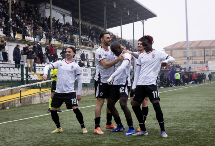 La squadra esulta dopo il gol (f. Devecchi)