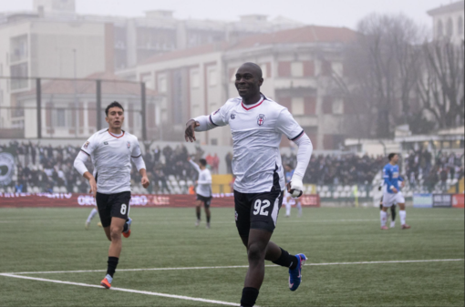 Akpa Akpro dopo il gol. Dietro di lui Burruano (f. Devecchi)