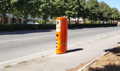 Scatole arancioni con autovelox dentro