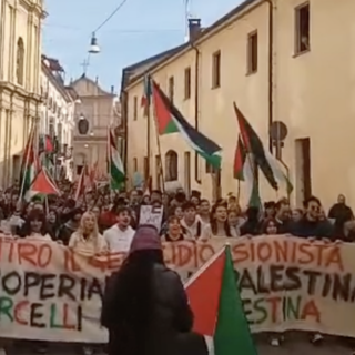 Portavano medici e infermieri, portavano farmaci e presidi sanitari e li hanno assaltati come banditi!