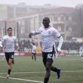 Akpa Akpro dopo il gol. Dietro di lui Burruano (f. Devecchi) Akpa Akpro dopo il gol. Dietro di lui Burruano (f. Devecchi)