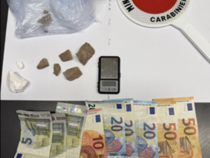 Santhà: non si fermano all'alt dei carabinieri. Presi, avevano cocaina e eroina