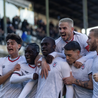 Tutti attorno ad Akpa Akpro, dopo la rete (f. DEVECCHI)