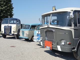 Gli autocarri Lancia con l'Esatau B in primo piano Gli autocarri Lancia con l'Esatau B in primo piano