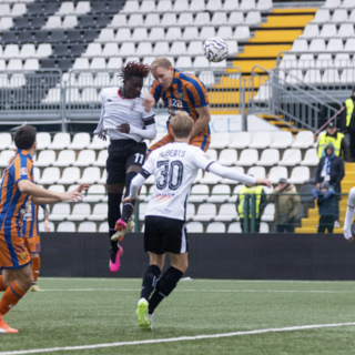 Il colpo di testa di A. Sow  parato da Gori(f. Devecchi)