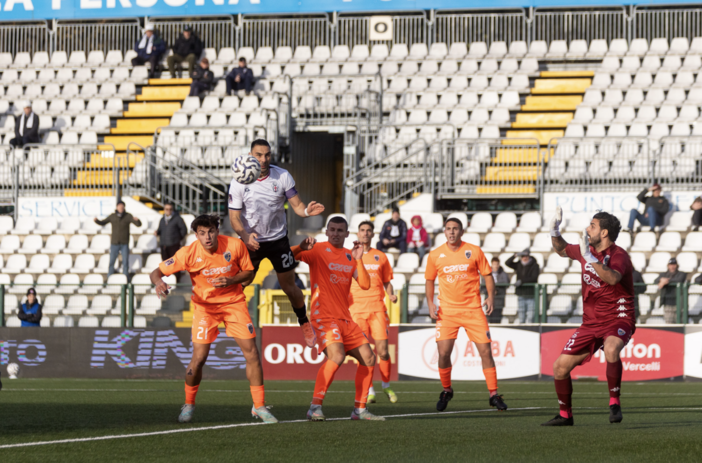 L'incornata vincente di Comi (f. DEVECCHI) L'incornata vincente di Comi (f. DEVECCHI)