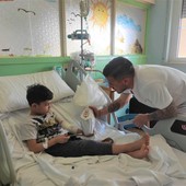 Iotti consegna l'uovo della Pro al piccolo Serag (pubblicazione delle foto autorizzata dai genitori) Iotti consegna l'uovo della Pro al piccolo Serag (pubblicazione delle foto autorizzata dai genitori)