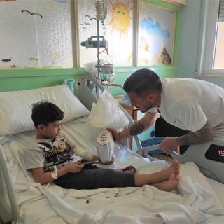 Iotti consegna l'uovo della Pro al piccolo Serag (pubblicazione delle foto autorizzata dai genitori)