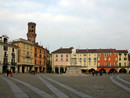Le plance in piazza Cavour, per il supporto adeguato ai dehors per i commercianti e la permanenza di spazi di convivialità e incontro Le plance in piazza Cavour, per il supporto adeguato ai dehors per i commercianti e la permanenza di spazi di convivialità e incontro
