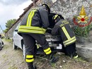Fuori strada con l'auto, finisce in un fosso