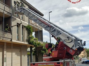 Cornicione pericolante, intervengono i Vigili del Fuoco Cornicione pericolante, intervengono i Vigili del Fuoco