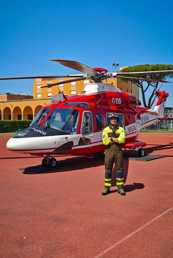 Farbrizio Bovolenta tra i 35 che hanno concluso il primo corso per elisoccorritori nella storia del Corpo nazionale dei vigili del fuoco Farbrizio Bovolenta tra i 35 che hanno concluso il primo corso per elisoccorritori nella storia del Corpo nazionale dei vigili del fuoco
