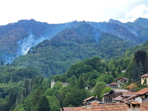 Un mese di fuoco in Valsesia, due canadair e squadre a terra al lavoro Un mese di fuoco in Valsesia, due canadair e squadre a terra al lavoro
