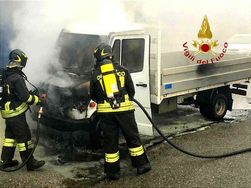 Furgone in fiamme: il conducente riesce a fermare il mezzo e mettersi in salvo