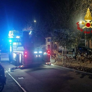 Cade in casa senza riuscire a rialzarsi