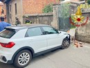 Auto abbatte il pilastro di una cancellata Auto abbatte il pilastro di una cancellata