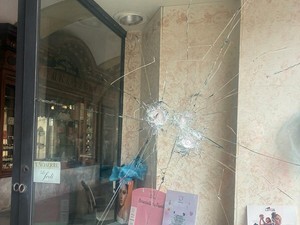 Sassate per demolire le vetrine dell'oreficeria