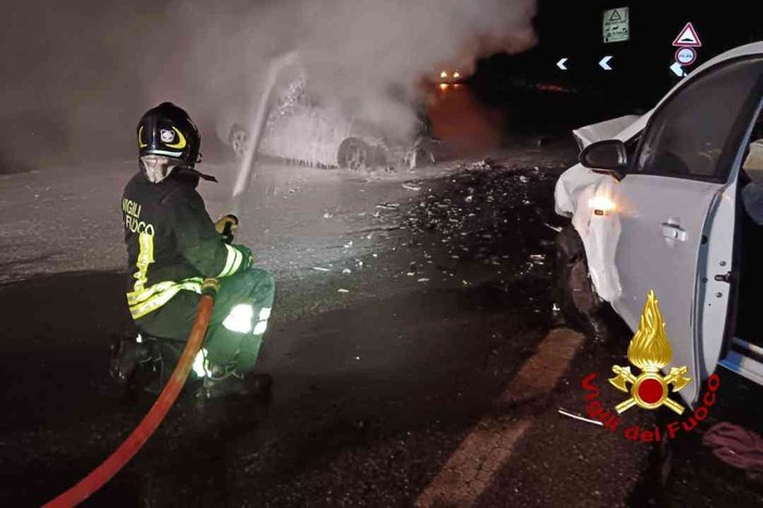 Auto a fuoco dopo un frontale - foto Auto a fuoco dopo un frontale - foto