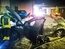 Auto in fiamme in un cortile di Tronzano