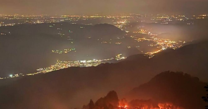 L'incendio che sta devastando in Monte Barone L'incendio che sta devastando in Monte Barone