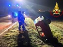 Perde il controllo dell'auto e finisce incastrato in un fossetto