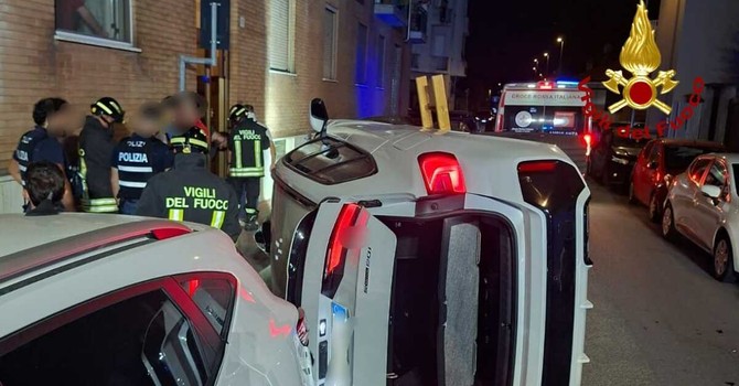 Via Vicenza, auto finisce ribaltata. Soccorsi i due occupanti
