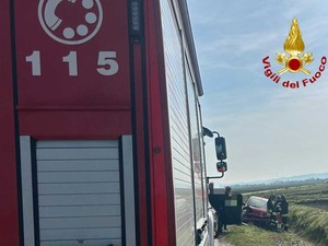 Auto in un fosso, ma il conducente se ne va prima dell'arrivo dei soccorsi