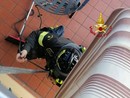 Malore in casa, i soccorritori si calano dal tetto