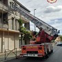 Cornicione pericolante, intervengono i Vigili del Fuoco