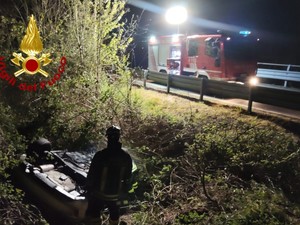 Si ribaltano in un fosso, 4 persone coinvolte in un incidente