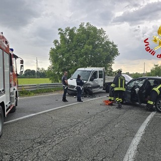 Vercelli, scontro tra auto e furgone: conducenti in ospedale