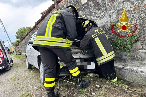 Fuori strada con l'auto, finisce in un fosso Fuori strada con l'auto, finisce in un fosso