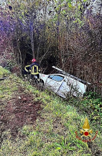 Scontro a Serravalle: una vettura finisce in un dirupo - FOTO