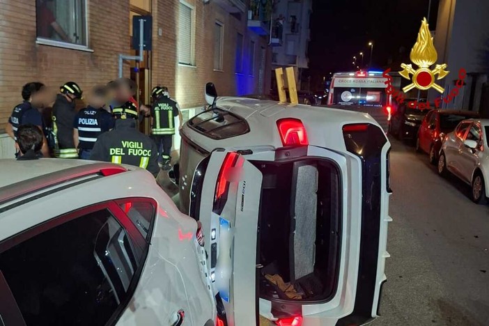 Via Vicenza, auto finisce ribaltata. Soccorsi i due occupanti Via Vicenza, auto finisce ribaltata. Soccorsi i due occupanti