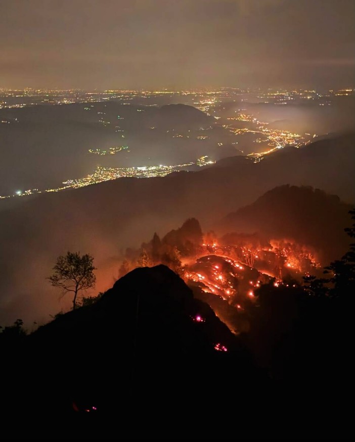 L'incendio che sta devastando in Monte Barone L'incendio che sta devastando in Monte Barone