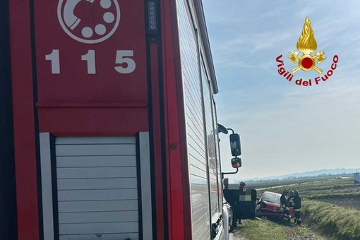 Auto in un fosso, ma il conducente se ne va prima dell'arrivo dei soccorsi